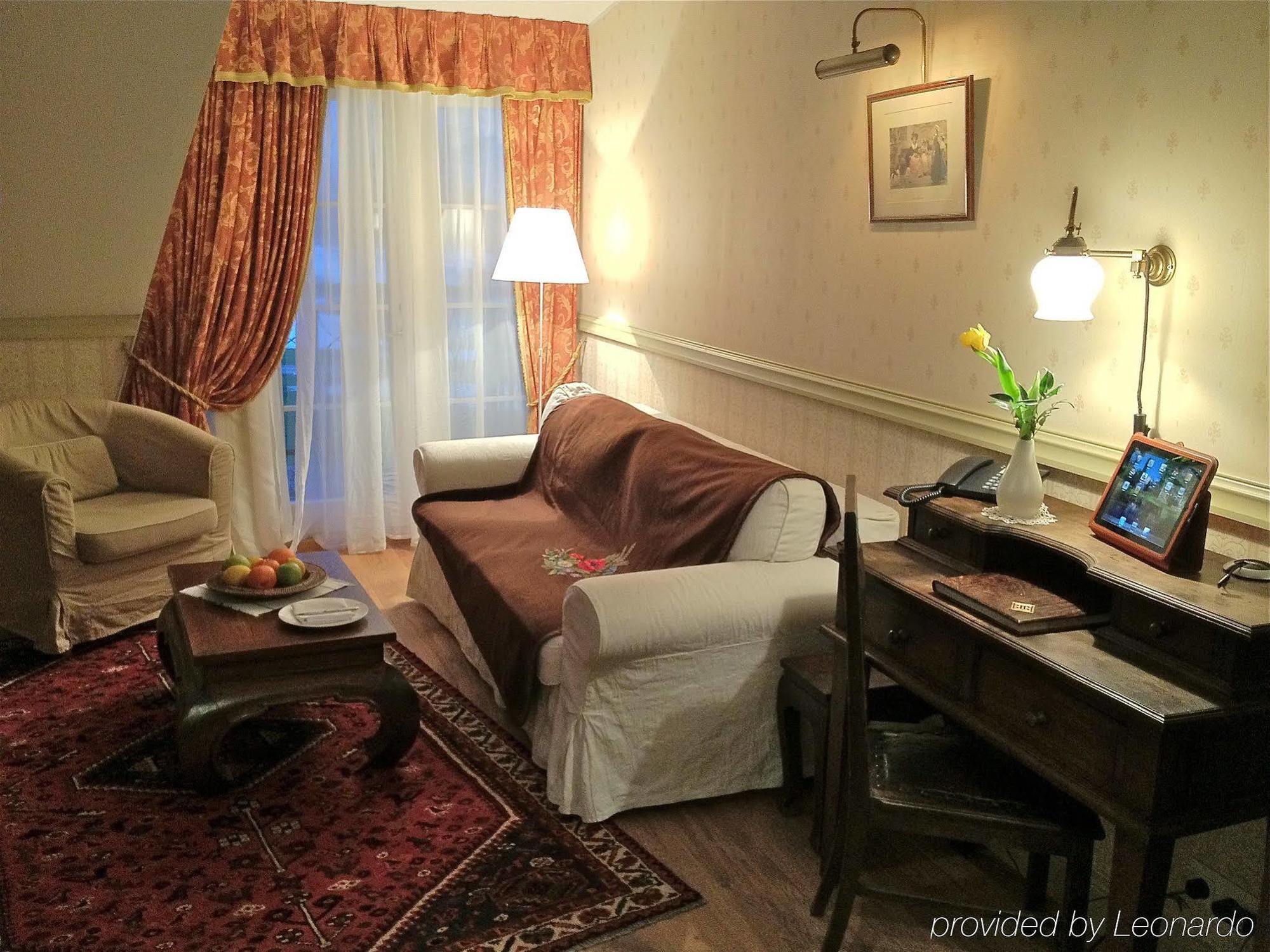 Paedaste Manor Exteriör bild